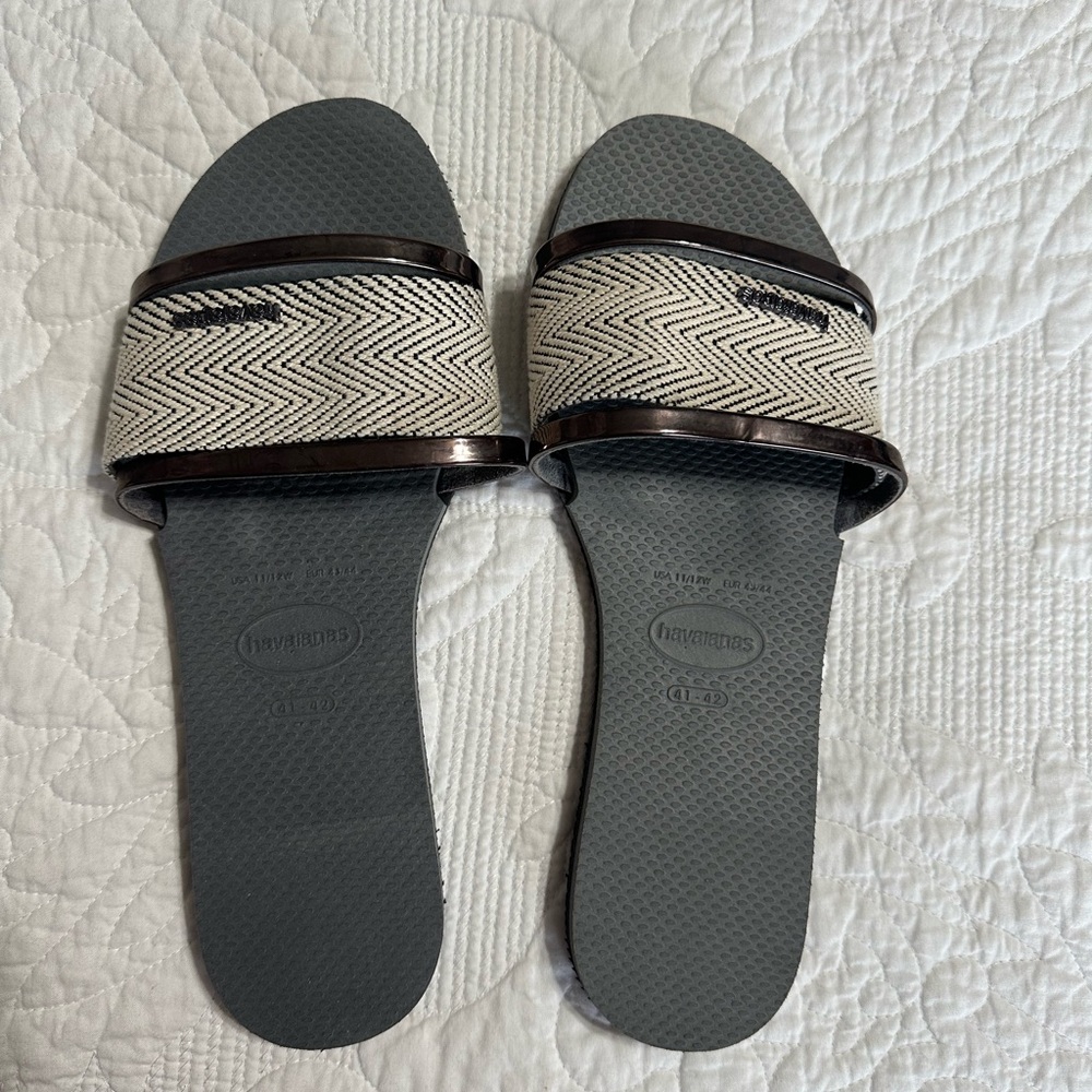 Havaianas Women's Black and Cream Slide Sandals